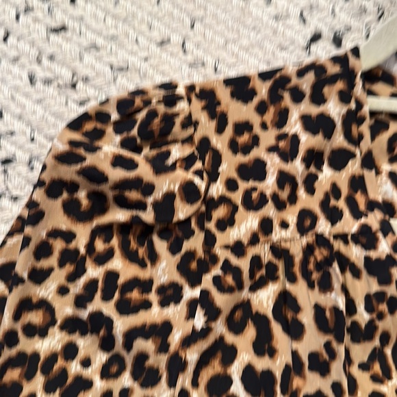 Leopard Veronica Beard dress sz 4! Fully lined, Hidden zippers buttons. Worn 1x - Picture 6 of 8